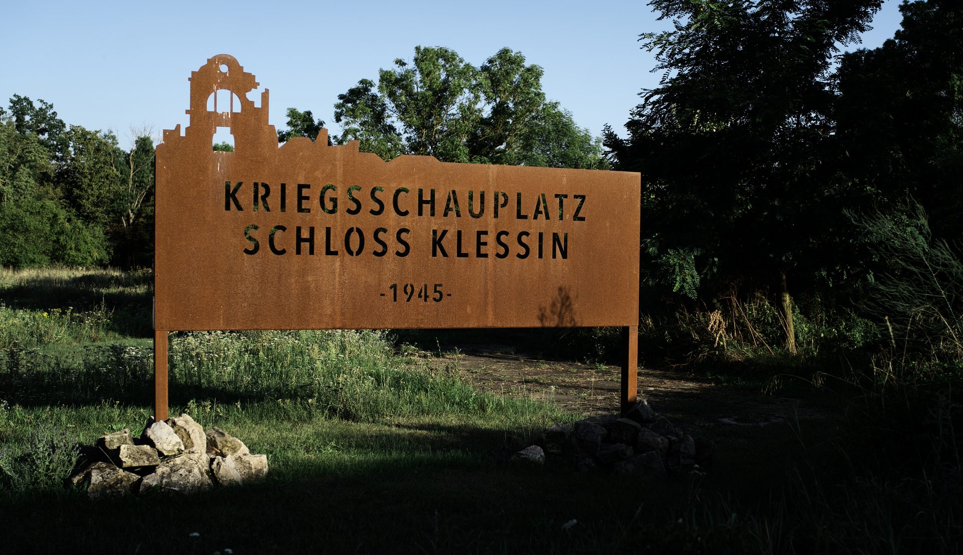 Schild „Kriegsschauplatz Schloss Klessin 1945“ am Gedenkort
