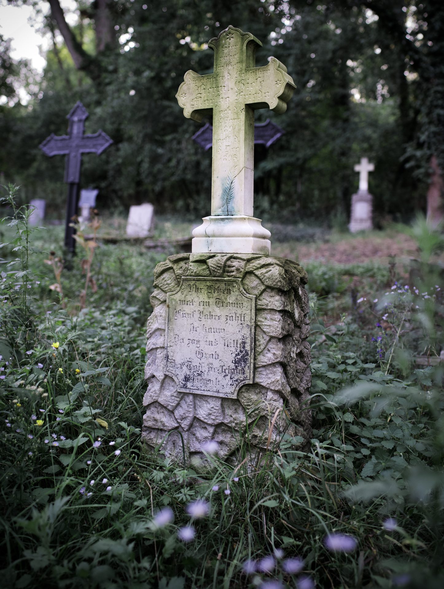 Grabmal mit Gedichtinschrift auf dem alten Friedhof
