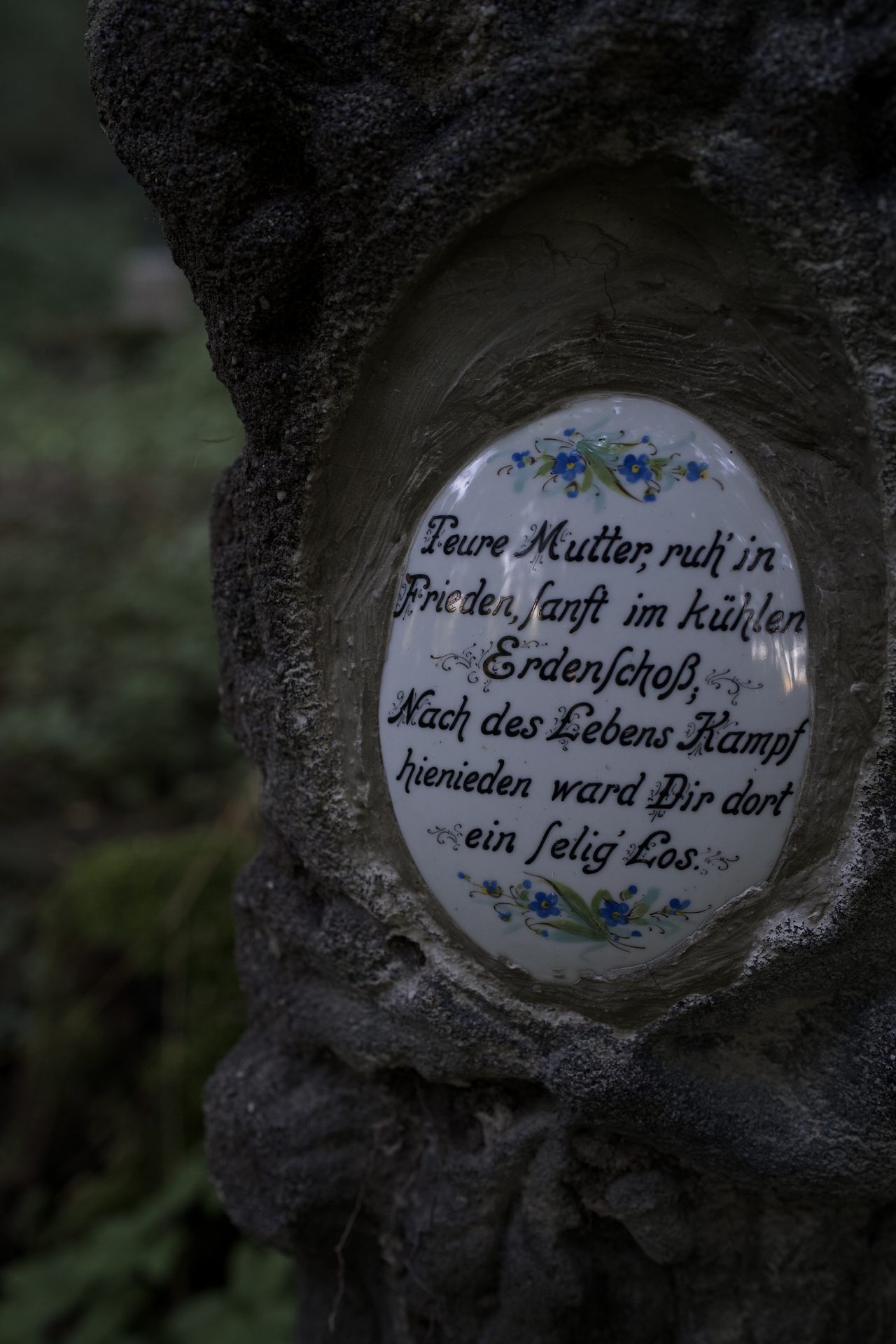 Porzellantafel: „Teure Mutter, ruh in Frieden“