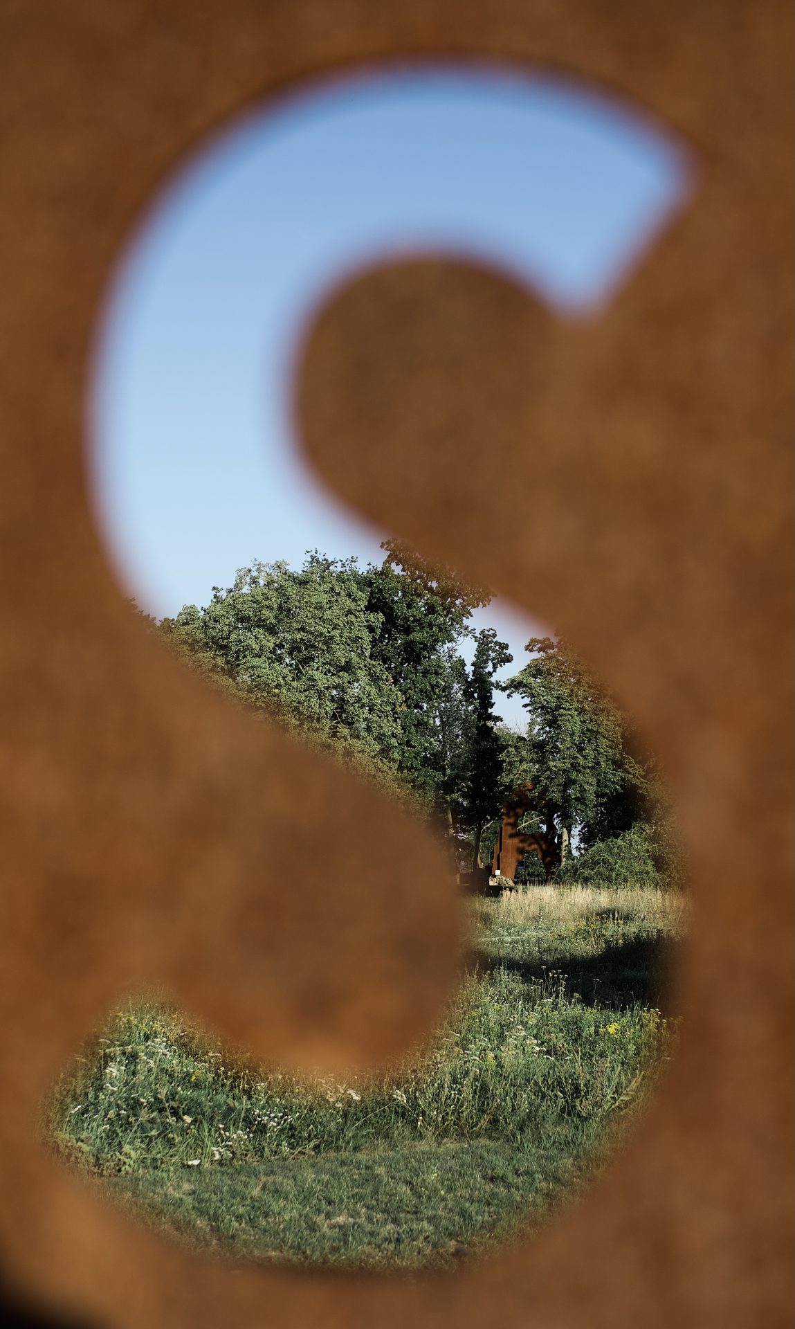 Durchblick im Schriftzug des Eingangsschildes