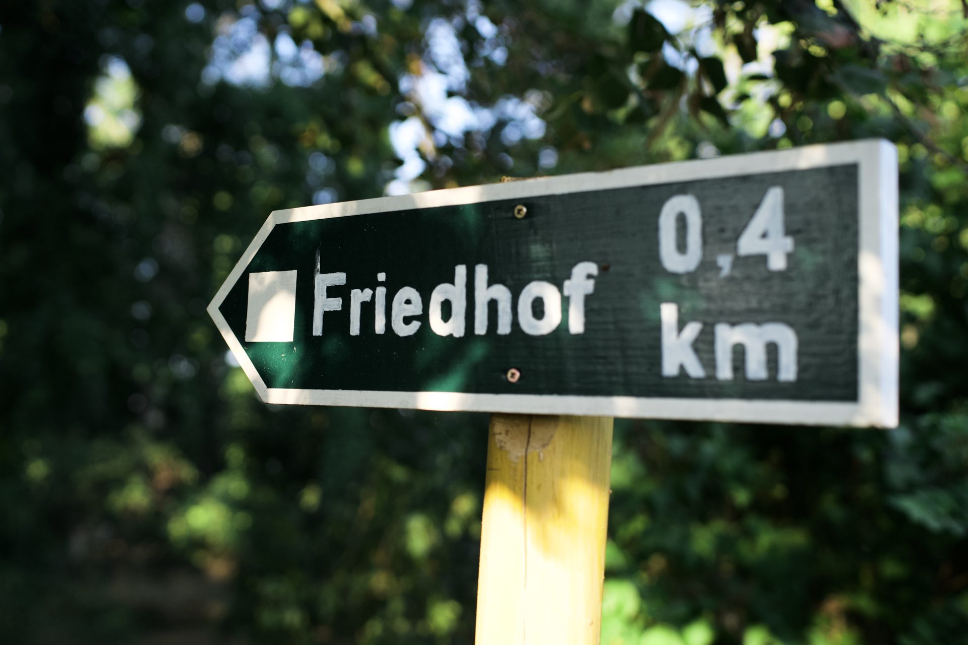Wegweiser zum Friedhof