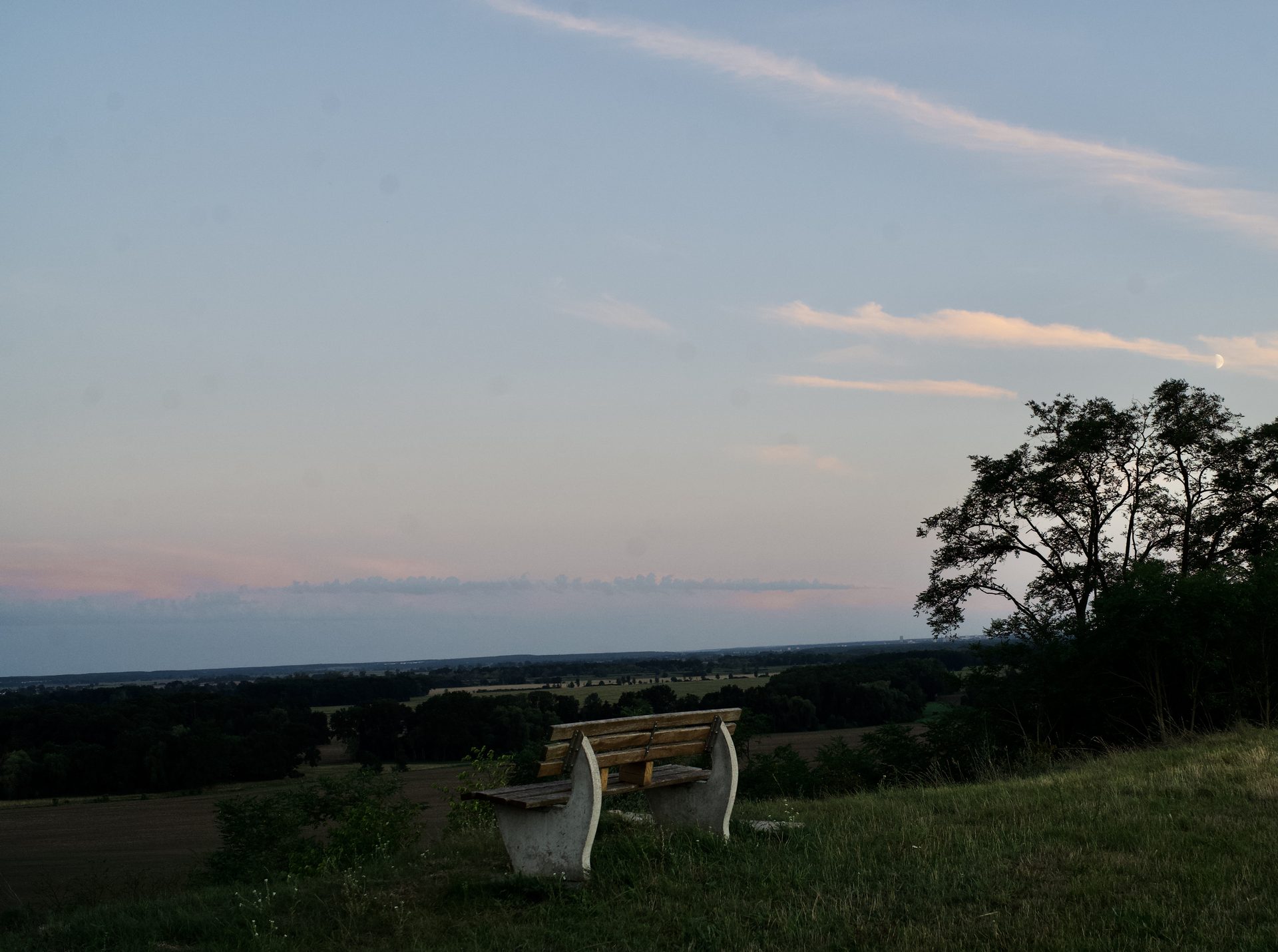 Weiter Abendhimmel über dem Reitweiner Sporn