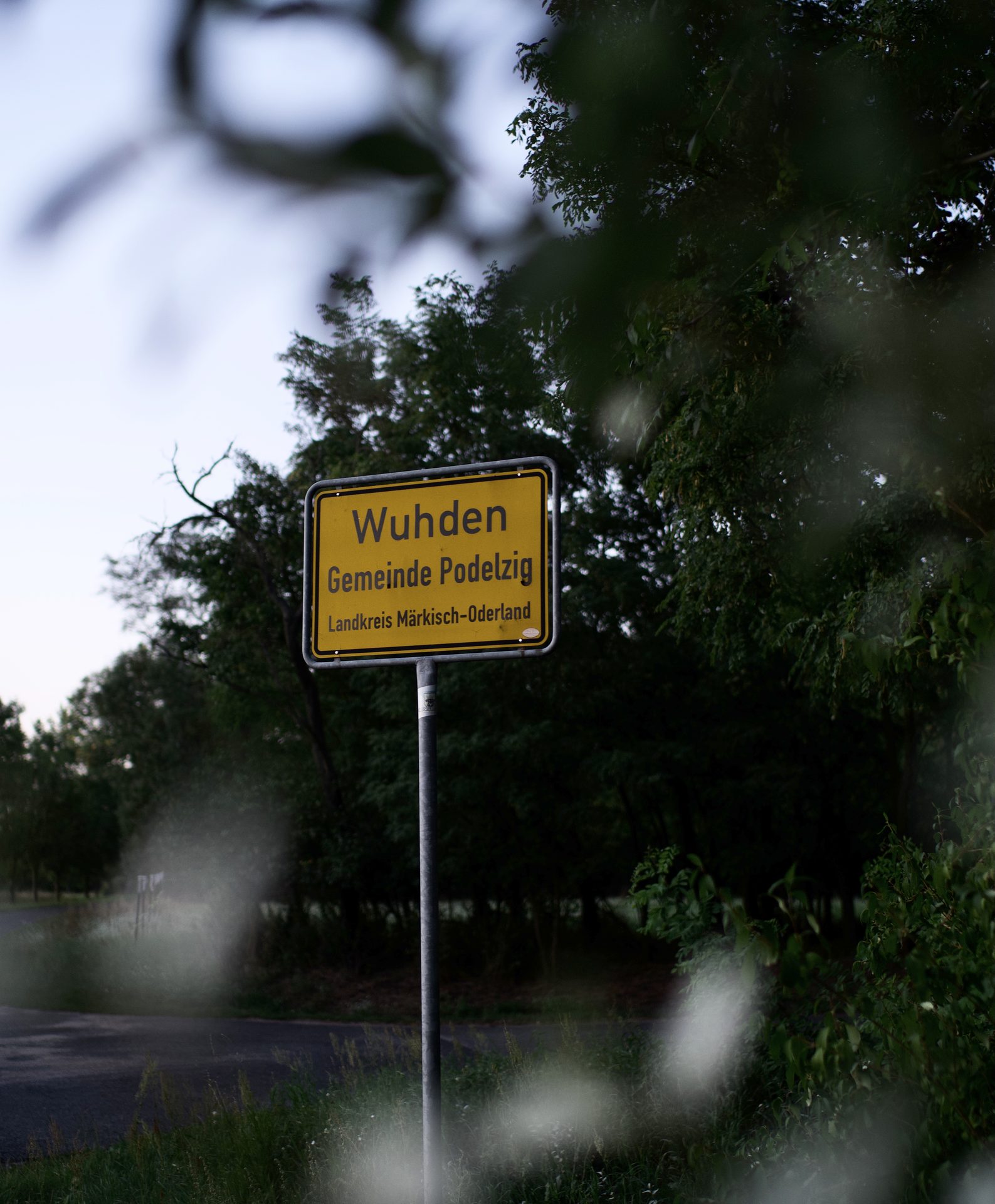 Ortseingang: „Wuhden — Gemeinde Podelzig“