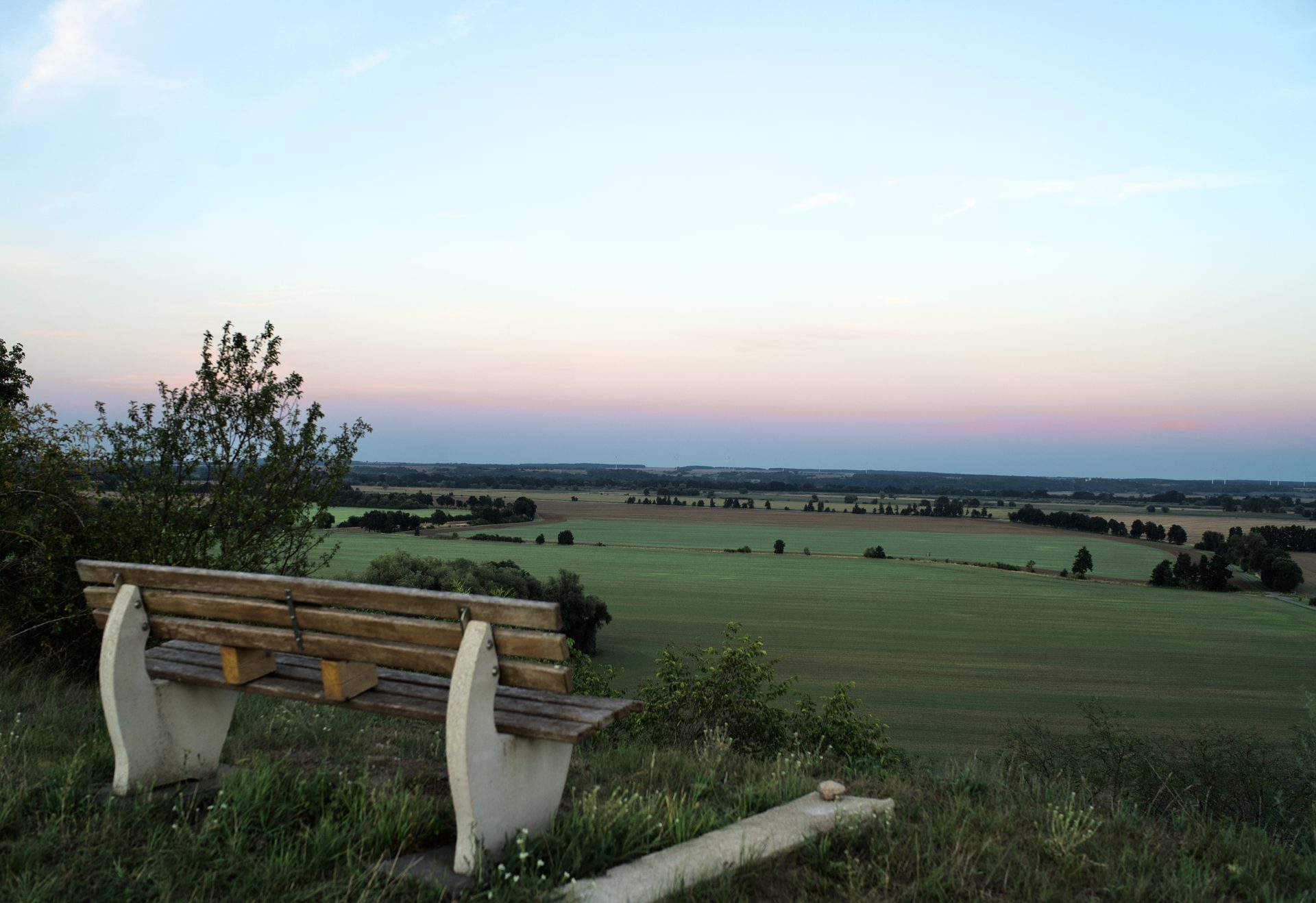 Die Wuhdener Bank an der Hangkante, Blick über das Oderbruch