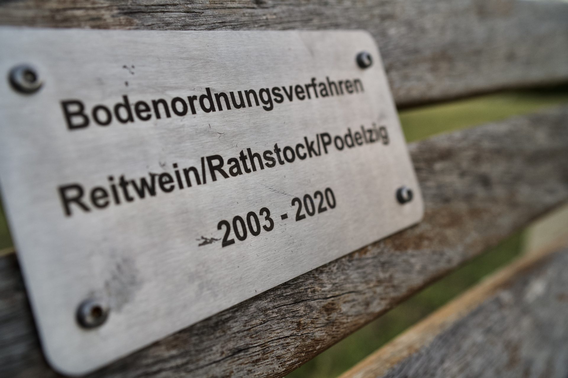 Plakette an der Rückenlehne: Bodenordnungsverfahren 2003–2020