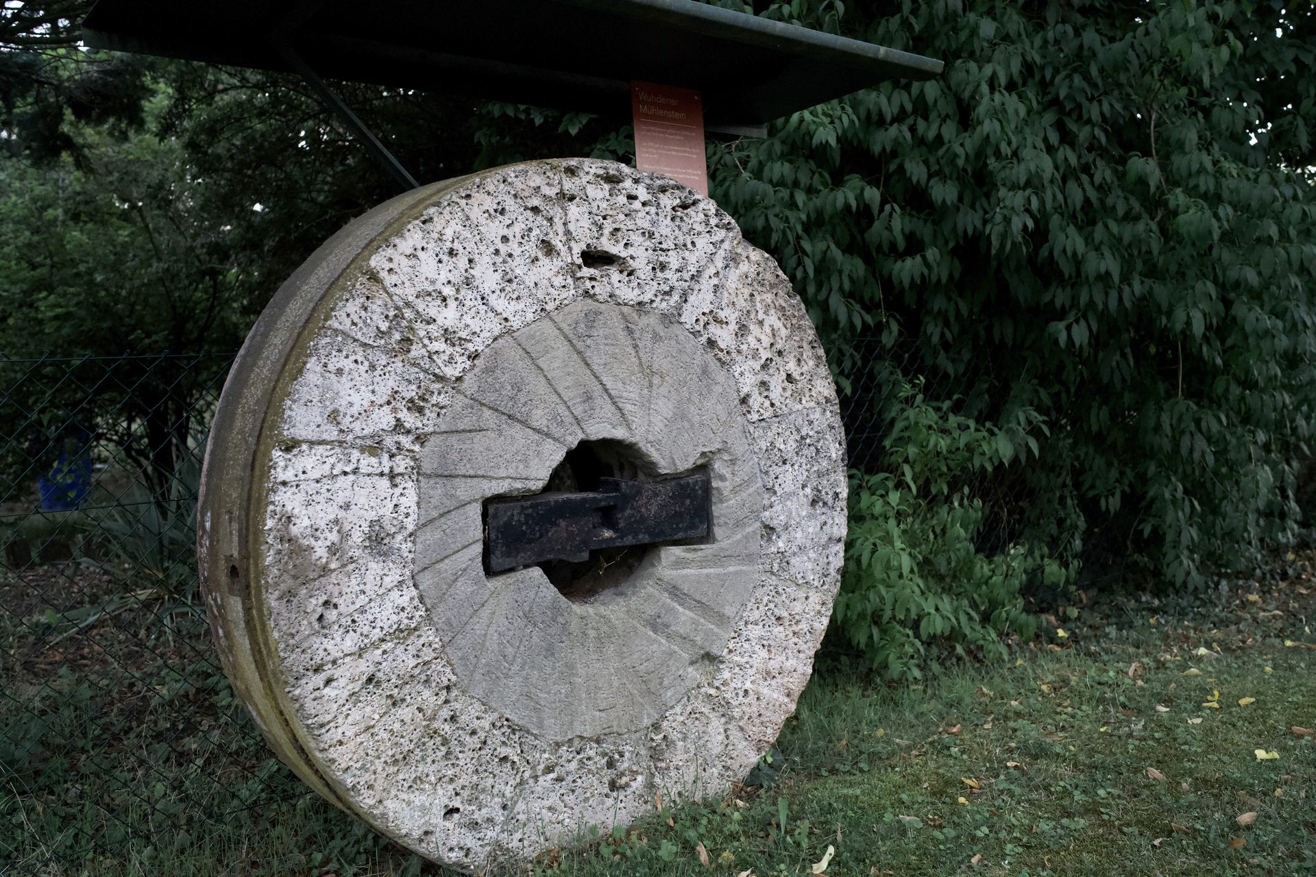 Der Wuhdener Mühlenstein am Wegrand