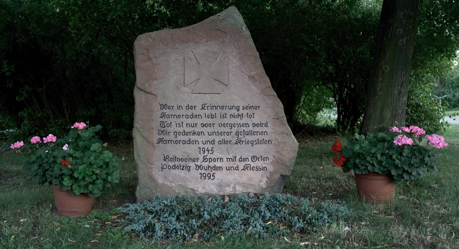 Der Gedenkstein mit Eisernem Kreuz und Inschrift
